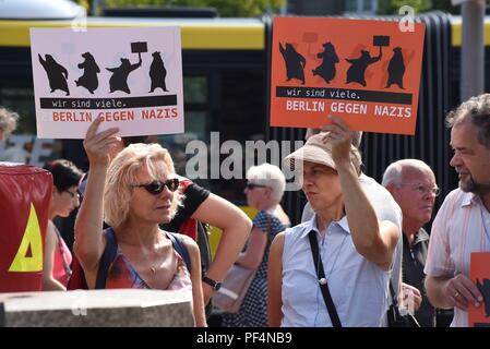Berlin, Deutschland. 18 Aug, 2018. Zähler - Proteste in Berlin als Neonazis Mark zum 31. Todestag von Hitlers ehemaligen Stellvertreter Rudolf Hess. Credit: Sean Smuda/ZUMA Draht/ZUMAPRESS.com/Alamy leben Nachrichten Stockfoto
