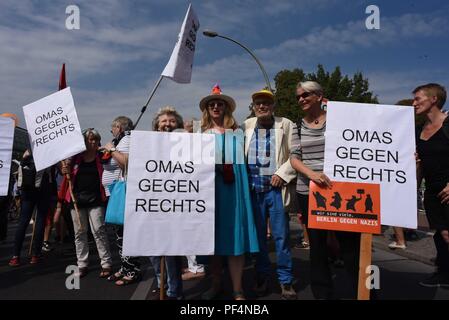 Berlin, Deutschland. 18 Aug, 2018. Zähler - Proteste in Berlin als Neonazis Mark zum 31. Todestag von Hitlers ehemaligen Stellvertreter Rudolf Hess. Credit: Sean Smuda/ZUMA Draht/ZUMAPRESS.com/Alamy leben Nachrichten Stockfoto
