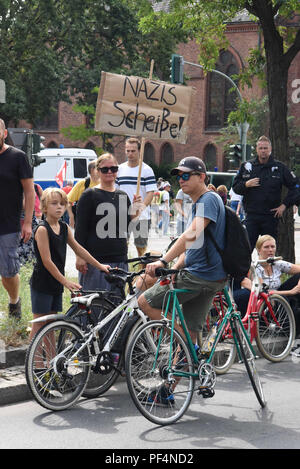 Berlin, Deutschland. 18 Aug, 2018. Zähler - Proteste in Berlin als Neonazis Mark zum 31. Todestag von Hitlers ehemaligen Stellvertreter Rudolf Hess. Credit: Sean Smuda/ZUMA Draht/ZUMAPRESS.com/Alamy leben Nachrichten Stockfoto