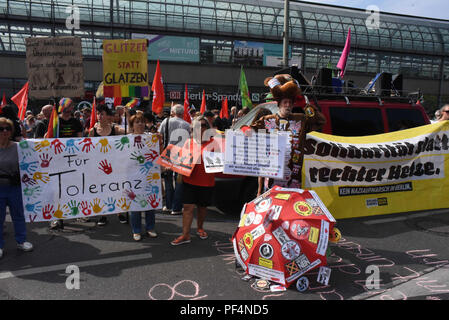 Berlin, Deutschland. 18 Aug, 2018. Zähler - Proteste in Berlin als Neonazis Mark zum 31. Todestag von Hitlers ehemaligen Stellvertreter Rudolf Hess. Credit: Sean Smuda/ZUMA Draht/ZUMAPRESS.com/Alamy leben Nachrichten Stockfoto