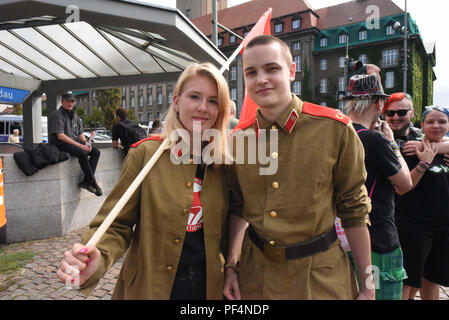 Berlin, Deutschland. 18 Aug, 2018. Zähler - Proteste in Berlin als Neonazis Mark zum 31. Todestag von Hitlers ehemaligen Stellvertreter Rudolf Hess. Credit: Sean Smuda/ZUMA Draht/ZUMAPRESS.com/Alamy leben Nachrichten Stockfoto