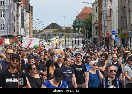 Berlin, Deutschland. 18 Aug, 2018. Zähler - Proteste in Berlin als Neonazis Mark zum 31. Todestag von Hitlers ehemaligen Stellvertreter Rudolf Hess. Credit: Sean Smuda/ZUMA Draht/ZUMAPRESS.com/Alamy leben Nachrichten Stockfoto