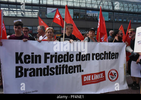 Berlin, Deutschland. 18 Aug, 2018. Zähler - Proteste in Berlin als Neonazis Mark zum 31. Todestag von Hitlers ehemaligen Stellvertreter Rudolf Hess. Credit: Sean Smuda/ZUMA Draht/ZUMAPRESS.com/Alamy leben Nachrichten Stockfoto