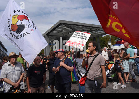 Berlin, Deutschland. 18 Aug, 2018. Zähler - Proteste in Berlin als Neonazis Mark zum 31. Todestag von Hitlers ehemaligen Stellvertreter Rudolf Hess. Credit: Sean Smuda/ZUMA Draht/ZUMAPRESS.com/Alamy leben Nachrichten Stockfoto