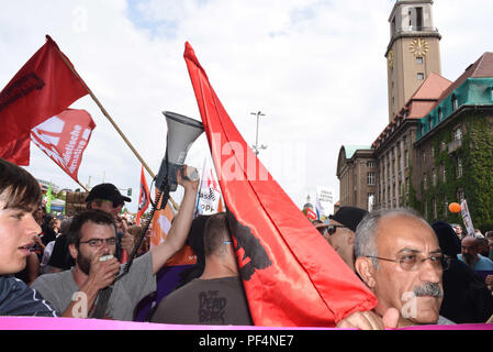 Berlin, Deutschland. 18 Aug, 2018. Zähler - Proteste in Berlin als Neonazis Mark zum 31. Todestag von Hitlers ehemaligen Stellvertreter Rudolf Hess. Credit: Sean Smuda/ZUMA Draht/ZUMAPRESS.com/Alamy leben Nachrichten Stockfoto