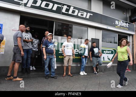 Berlin, Deutschland. 18 Aug, 2018. Zähler - Proteste in Berlin als Neonazis Mark zum 31. Todestag von Hitlers ehemaligen Stellvertreter Rudolf Hess. Credit: Sean Smuda/ZUMA Draht/ZUMAPRESS.com/Alamy leben Nachrichten Stockfoto