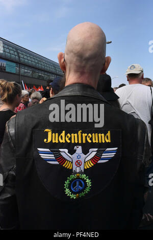 Berlin, Deutschland. 18 Aug, 2018. Zähler - Proteste in Berlin als Neonazis Mark zum 31. Todestag von Hitlers ehemaligen Stellvertreter Rudolf Hess. Credit: Sean Smuda/ZUMA Draht/ZUMAPRESS.com/Alamy leben Nachrichten Stockfoto