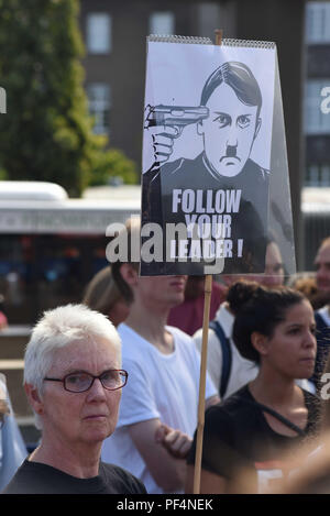 Berlin, Deutschland. 18 Aug, 2018. Zähler - Proteste in Berlin als Neonazis Mark zum 31. Todestag von Hitlers ehemaligen Stellvertreter Rudolf Hess. Credit: Sean Smuda/ZUMA Draht/ZUMAPRESS.com/Alamy leben Nachrichten Stockfoto
