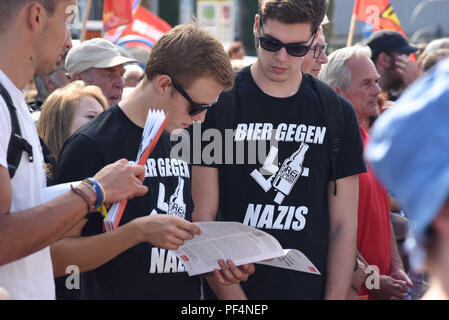 Berlin, Deutschland. 18 Aug, 2018. Zähler - Proteste in Berlin als Neonazis Mark zum 31. Todestag von Hitlers ehemaligen Stellvertreter Rudolf Hess. Credit: Sean Smuda/ZUMA Draht/ZUMAPRESS.com/Alamy leben Nachrichten Stockfoto