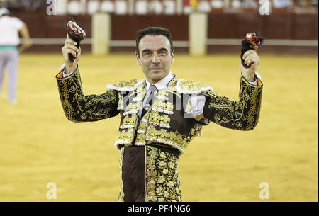 Malaga, Spanien. 18 Aug, 2018. August 18, 2018, Malagueta Stierkampfarena der Valencianischen Stierkämpfer Enrique Ponce öffnet die große Tür durch Schneiden 3 Ähren in den letzten Lauf der Malaga Messe. 18 Aug, 2018. Credit: Lorenzo Carnero/ZUMA Draht/Alamy Live News Credit: ZUMA Press, Inc./Alamy leben Nachrichten Stockfoto