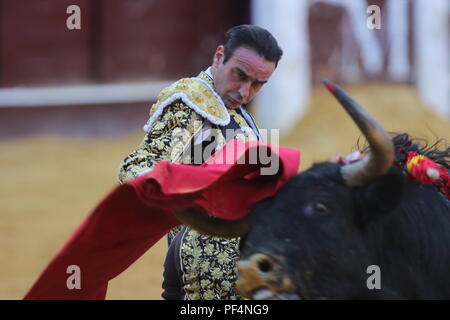 August 18, 2018, Malagueta Stierkampfarena der Valencianischen Stierkämpfer Enrique Ponce öffnet die große Tür durch Schneiden 3 Ähren in den letzten Lauf der Malaga Messe. 19 Aug, 2018. Credit: Lorenzo Carnero/ZUMA Draht/Alamy leben Nachrichten Stockfoto