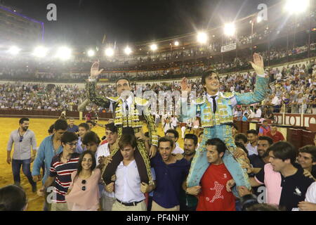 August 18, 2018, Malagueta Stierkampfarena der Valencianischen Stierkämpfer Enrique Ponce öffnet die große Tür durch Schneiden 3 Ähren in den letzten Lauf der Malaga Messe. 19 Aug, 2018. Credit: Lorenzo Carnero/ZUMA Draht/Alamy leben Nachrichten Stockfoto