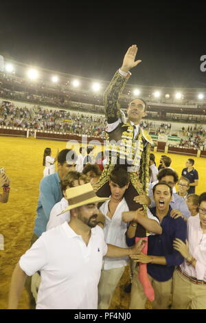 August 18, 2018, Malagueta Stierkampfarena der Valencianischen Stierkämpfer Enrique Ponce öffnet die große Tür durch Schneiden 3 Ähren in den letzten Lauf der Malaga Messe. 19 Aug, 2018. Credit: Lorenzo Carnero/ZUMA Draht/Alamy leben Nachrichten Stockfoto