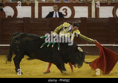 August 18, 2018, Malagueta Stierkampfarena der Valencianischen Stierkämpfer Enrique Ponce öffnet die große Tür durch Schneiden 3 Ähren in den letzten Lauf der Malaga Messe. 19 Aug, 2018. Credit: Lorenzo Carnero/ZUMA Draht/Alamy leben Nachrichten Stockfoto