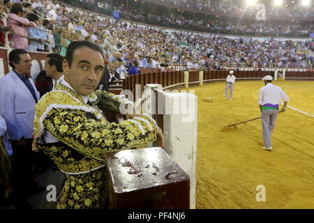 August 18, 2018, Malagueta Stierkampfarena der Valencianischen Stierkämpfer Enrique Ponce öffnet die große Tür durch Schneiden 3 Ähren in den letzten Lauf der Malaga Messe. 19 Aug, 2018. Credit: Lorenzo Carnero/ZUMA Draht/Alamy leben Nachrichten Stockfoto