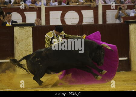 August 18, 2018, Malagueta Stierkampfarena der Valencianischen Stierkämpfer Enrique Ponce öffnet die große Tür durch Schneiden 3 Ähren in den letzten Lauf der Malaga Messe. 19 Aug, 2018. Credit: Lorenzo Carnero/ZUMA Draht/Alamy leben Nachrichten Stockfoto