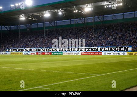 Magdeburg, Deutschland. 17 Aug, 2018. Fußball, DFB-Pokal, 1. Runde, 1.FC Magdeburg vs SV Darmstadt 98 in der MDCC-Arena. Die Magdeburger Fans mit Banner. Quelle: Joachim Sielski/dpa/Alamy leben Nachrichten Stockfoto