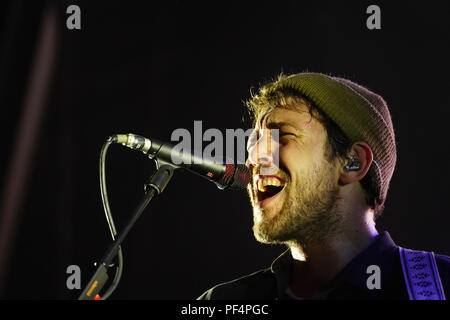 Brecon Beacons, UK. 18 Aug, 2018. Robin Pecknold der Fleet Foxes live auf der Bühne im Samstag Schlagzeile Schlitz 2018 Green Man Festival in Glanusk Park, Brecon Beacons, Wales. Foto Datum: Samstag, 18. August 2018. Foto: Roger Garfield Credit: Roger Garfield/Alamy leben Nachrichten Stockfoto