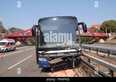 Nürnberg, Deutschland. 19 Aug, 2018. Eine beschädigte Trainer steht auf der Autobahn 73 (A73) nach einer Kollision mit einem Fahrzeug einer falsch-Treiber. Nach Notdiensten, die Falsche-Fahrer wurde schwer verletzt und in ein Krankenhaus durch Rettungshubschrauber transportiert. Ihre Passagiere wurden schwer verletzt. Nach Angaben der Polizei gab es eine Jugend Sport Team im Bus, 19 Jugendliche mit ihren Betreuern. Credit: pfae/dpa/Alamy leben Nachrichten Stockfoto