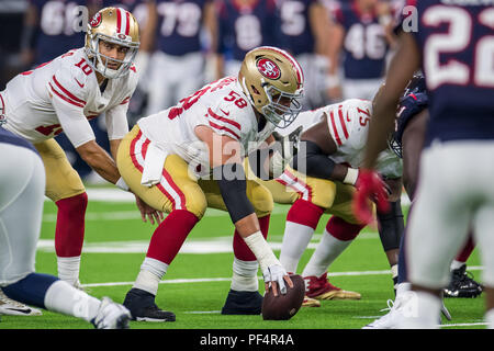 Houston, USA. 18. August 2018. San Francisco 49ers Zentrum Weston Richburg (58) bereitet die Snap den Ball zu San Francisco 49ers quarterback Jimmy Garoppolo (10) Während des 1. Quartals ein NFL preseason Fußballspiel zwischen den Houston Texans und der San Francisco 49ers an NRG Stadion in Houston, TX. Houston gewann das Spiel vom 16. bis 13. Trask Smith/CSM Stockfoto