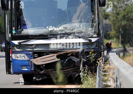 Nürnberg, Deutschland. 19 Aug, 2018. Eine beschädigte Trainer steht auf der Autobahn 73 (A73) nach einer Kollision mit einem Fahrzeug einer falsch-Treiber. Die falsche-Fahrer wurde schwer verletzt und in ein Krankenhaus durch Rettungshubschrauber transportiert, entsprechend der Rettungsdienste. Ihr Passagier wurde schwer verletzt. Nach Angaben der Polizei gab es eine Jugend Sport Team im Bus, 19 Jugendliche mit ihren Betreuern. Credit: Daniel Karmann/dpa/Alamy leben Nachrichten Stockfoto