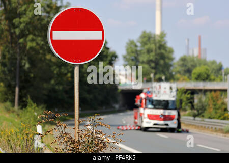 Nürnberg, Deutschland. 19 Aug, 2018. Ein feuerwehrauto steht hinter ein Schild an der Autobahn 73 (A73). Eine falsche-Fahrer kollidierte mit einem Coach. Die falsche-Fahrer wurde schwer verletzt und in ein Krankenhaus durch Rettungshubschrauber transportiert, entsprechend der Rettungsdienste. Ihr Passagier wurde schwer verletzt. Nach Angaben der Polizei gab es eine Jugend Sport Team im Bus, 19 Jugendliche mit ihren Betreuern. Credit: Daniel Karmann/dpa/Alamy leben Nachrichten Stockfoto