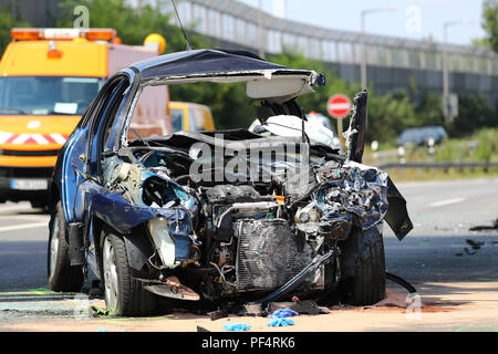 Nürnberg, Deutschland. 19 Aug, 2018. Das Auto Wrack eines falsch-Treiber steht auf der Autobahn 73 (A73) nach der Kollision mit einem Trainer. Die falsche-Fahrer wurde schwer verletzt und in ein Krankenhaus durch Rettungshubschrauber transportiert, entsprechend der Rettungsdienste. Ihr Passagier wurde schwer verletzt. Nach Angaben der Polizei gab es eine Jugend Sport Team im Bus, 19 Jugendliche mit ihren Betreuern. Credit: Daniel Karmann/dpa/Alamy leben Nachrichten Stockfoto