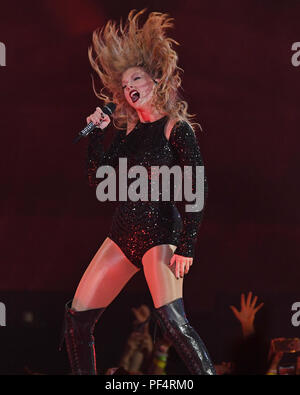 Miami Gardens, FL, USA. 18 Aug, 2018. Taylor Swift führt während ihrer Reputation Tour im Hard Rock Stadium am 18. August in Miami Gardens, Florida 2018. Quelle: MPI04/Medien Punch/Alamy leben Nachrichten Stockfoto