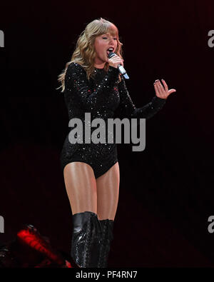 Miami Gardens, FL, USA. 18 Aug, 2018. Taylor Swift führt während ihrer Reputation Tour im Hard Rock Stadium am 18. August in Miami Gardens, Florida 2018. Quelle: MPI04/Medien Punch/Alamy leben Nachrichten Stockfoto