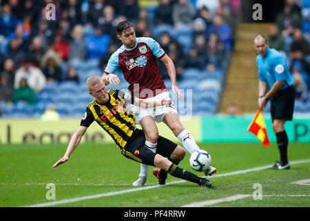 Burnley, Großbritannien. 19 Aug, 2018. Nur die redaktionelle Nutzung, eine Lizenz für die gewerbliche Nutzung erforderlich. Keine Verwendung in Wetten, Spiele oder einer einzelnen Verein/Liga/player Publikationen. Stephen Ward von Burnley ist die Hughes von Watford während der Premier League Match zwischen Burnley und Watford in Turf Moor am 19. August 2018 in Burnley, England verschmutzt ist. Credit: PHC Images/Alamy leben Nachrichten Stockfoto