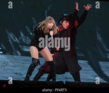 Miami Gardens, FL, USA. 18 Aug, 2018. Taylor Swift führt während ihrer Reputation Tour im Hard Rock Stadium am 18. August in Miami Gardens, Florida 2018. Quelle: MPI04/Medien Punch/Alamy leben Nachrichten Stockfoto