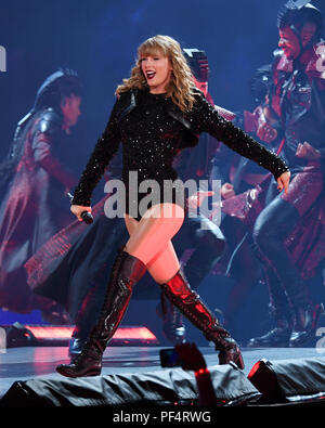 Miami Gardens, FL, USA. 18 Aug, 2018. Taylor Swift führt während ihrer Reputation Tour im Hard Rock Stadium am 18. August in Miami Gardens, Florida 2018. Quelle: MPI04/Medien Punch/Alamy leben Nachrichten Stockfoto