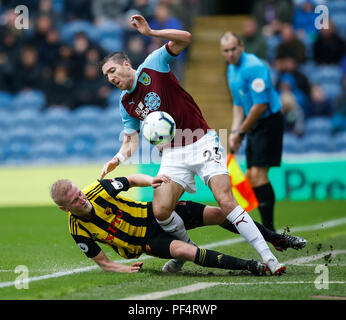 Burnley, Großbritannien. 19 Aug, 2018. Nur die redaktionelle Nutzung, eine Lizenz für die gewerbliche Nutzung erforderlich. Keine Verwendung in Wetten, Spiele oder einer einzelnen Verein/Liga/player Publikationen. Stephen Ward von Burnley ist die Hughes von Watford während der Premier League Match zwischen Burnley und Watford in Turf Moor am 19. August 2018 in Burnley, England verschmutzt ist. Credit: PHC Images/Alamy leben Nachrichten Stockfoto