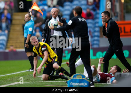 Burnley, Großbritannien. 19 Aug, 2018. Nur die redaktionelle Nutzung, eine Lizenz für die gewerbliche Nutzung erforderlich. Keine Verwendung in Wetten, Spiele oder einer einzelnen Verein/Liga/player Publikationen. Burnley Manager Sean Dyche reagiert, nachdem Stephen Ward von Burnley von Will Hughes von Watford während der Premier League Match zwischen Burnley und Watford in Turf Moor am 19. August 2018 in Burnley, England verschmutzt ist. Credit: PHC Images/Alamy leben Nachrichten Stockfoto