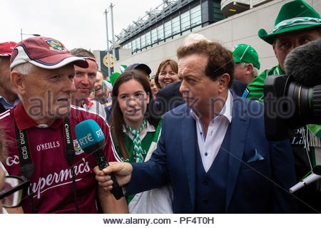 Dublin, Irland. 19. August 2018. Die alle Irland Hurling endgültig ist Platz im Croke Park in Dublin. Hier sehen wir berühmte RTE presenter Marty Morrissey interviewte eine Galway Unterstützer vor dem Spiel. Credit: Clearpix/Alamy leben Nachrichten Stockfoto