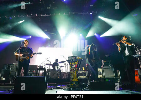 Brecon Beacons, UK. 18 Aug, 2018. Die Fleet Foxes live auf der Bühne im Samstag Schlagzeile Schlitz 2018 Green Man Festival in Glanusk Park, Brecon Beacons, Wales. Foto Datum: Samstag, 18. August 2018. Foto: Roger Garfield Credit: Roger Garfield/Alamy leben Nachrichten Stockfoto