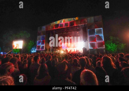 Brecon Beacons, UK. 18 Aug, 2018. Die Fleet Foxes live auf der Bühne im Samstag Schlagzeile Schlitz 2018 Green Man Festival in Glanusk Park, Brecon Beacons, Wales. Foto Datum: Samstag, 18. August 2018. Foto: Roger Garfield Credit: Roger Garfield/Alamy leben Nachrichten Stockfoto