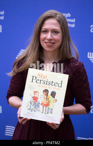 Edinburgh, Großbritannien. 19. August 2018. Chelsea Clinton, der amerikanischen Kinder Thema und Tochter von Bill Clinton und Hillary Clinton, einen Vortrag an der Edinburgh International Book Festival 2018 auf ihr Buch, das Sie beibehalten. Edinburgh, Schottland. Credit: Pauline Keightley/Alamy leben Nachrichten Stockfoto