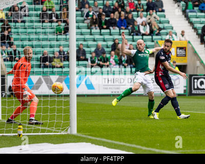 Ostern Road, Edinburgh, Großbritannien. 19 Aug, 2018. Scottish League Cup zweite Runde, Hibernian versus Ross County; David Gray von Hibernian kerben Equalizer für Hibs machen es 1-1 in der 15. Minute Credit: Aktion plus Sport/Alamy leben Nachrichten Stockfoto