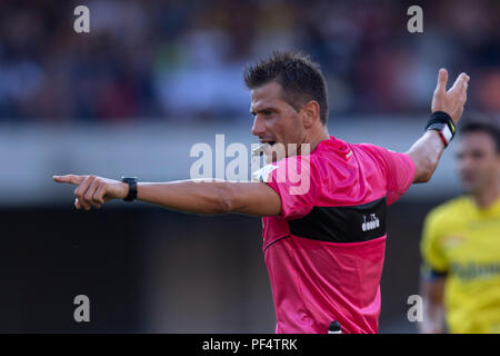 Verona, Italien. 18 Aug, 2018. Fabrizio Pasqua Schiedsrichter während Erie der Italienischen eine "Übereinstimmung zwischen Chievo Verona 2-3 Juventus im Stadio Marc Antonio Bentegodi am 18. August 2018 in Verona, Italien. (Foto von Maurizio Borsari/LBA) Quelle: Lba Co.Ltd./Alamy leben Nachrichten Stockfoto