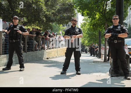 Seattle, WA, USA. 18 August, 2018. Die Website der pro Waffe Rallye mit den Polizisten blockiert den Bürgersteig vor der City Hall Plaza. Credit: Maria S./Alamy Leben Nachrichten. Stockfoto
