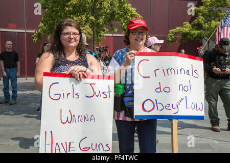Seattle, WA, USA. 18 August, 2018. Zwei Frauen halten Schilder für pro Waffe Agenda auf der Kundgebung. Credit: Maria S./Alamy Leben Nachrichten. Stockfoto