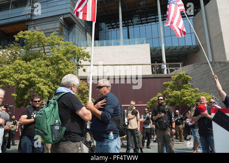 Seattle, WA, USA. 18 August, 2018. Pro Waffe Rallye beginnt, wie sie Treueeid rezitieren. Credit: Maria S./Alamy Leben Nachrichten. Stockfoto