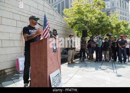 Seattle, WA, USA. 18 August, 2018. Patriot Gebet Gründer Joey Gibson nimmt ein Podium zu sprechen Anhänger an einem pro Waffe Rallye. Credit: Maria S./Alamy Leben Nachrichten. Stockfoto