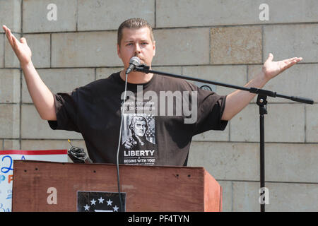 Seattle, WA, USA. 18 August, 2018. Joseph Brumbles, die für uns läuft. Cogress von Bezirk! 0 im Staat Washington sprechen mit Anhänger an einem pro Waffe Rallye. Credit: Maria S./Alamy Leben Nachrichten. Stockfoto