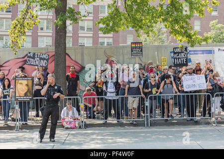Seattle, WA, USA. 18 August, 2018. Organisierten Arbeitern, die Solidarität, die Radikalen Frauen und die Freiheit der Sozialistischen Partei organisiert eine Kundgebung "Vereint gegen Rassismus", eine Reaktion auf eine pro Waffe Kundgebung an der City Hall Plaza gehalten wird. Credit: Maria S./Alamy Leben Nachrichten. Stockfoto
