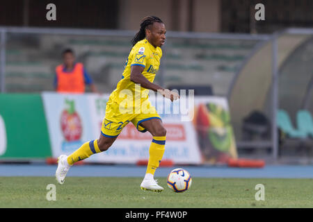 Verona, Italien. 18 Aug, 2018. Joel Chukwuma Obi von Chievo Verona während Erie der Italienischen eine "Übereinstimmung zwischen Chievo Verona 2-3 Juventus im Stadio Marc Antonio Bentegodi am 18. August 2018 in Verona, Italien. Credit: Maurizio Borsari/LBA/Alamy Leben Nachrichten Quelle: Lba Co.Ltd./Alamy leben Nachrichten Stockfoto