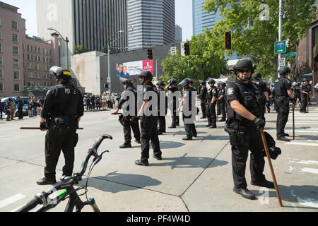 Seattle, WA, USA. 18 August, 2018. Polizisten sichern die Straße, in der rechten und linken Demonstranten an der Außenseite Seattle City Hall konfrontiert sind. Credit: Maria S./Alamy Leben Nachrichten. Stockfoto