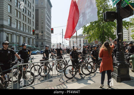 Seattle, WA, USA. 18 August, 2018. Ein Weibchen pro Waffe Unterstützer schreit die counterprotesters über die Polizei Barrikade in der Nähe des Seattle City Hall. Credit: Maria S./Alamy Leben Nachrichten. Stockfoto