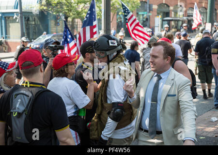 Seattle, WA, USA. 18 August, 2018. Eine counterprotester Chase, versucht, einen Dialog mit pro Waffe Unterstützer während einer Kundgebung in der Nähe der King County Gerichtsgebäude zu haben. Credit: Maria S./Alamy Leben Nachrichten. Stockfoto